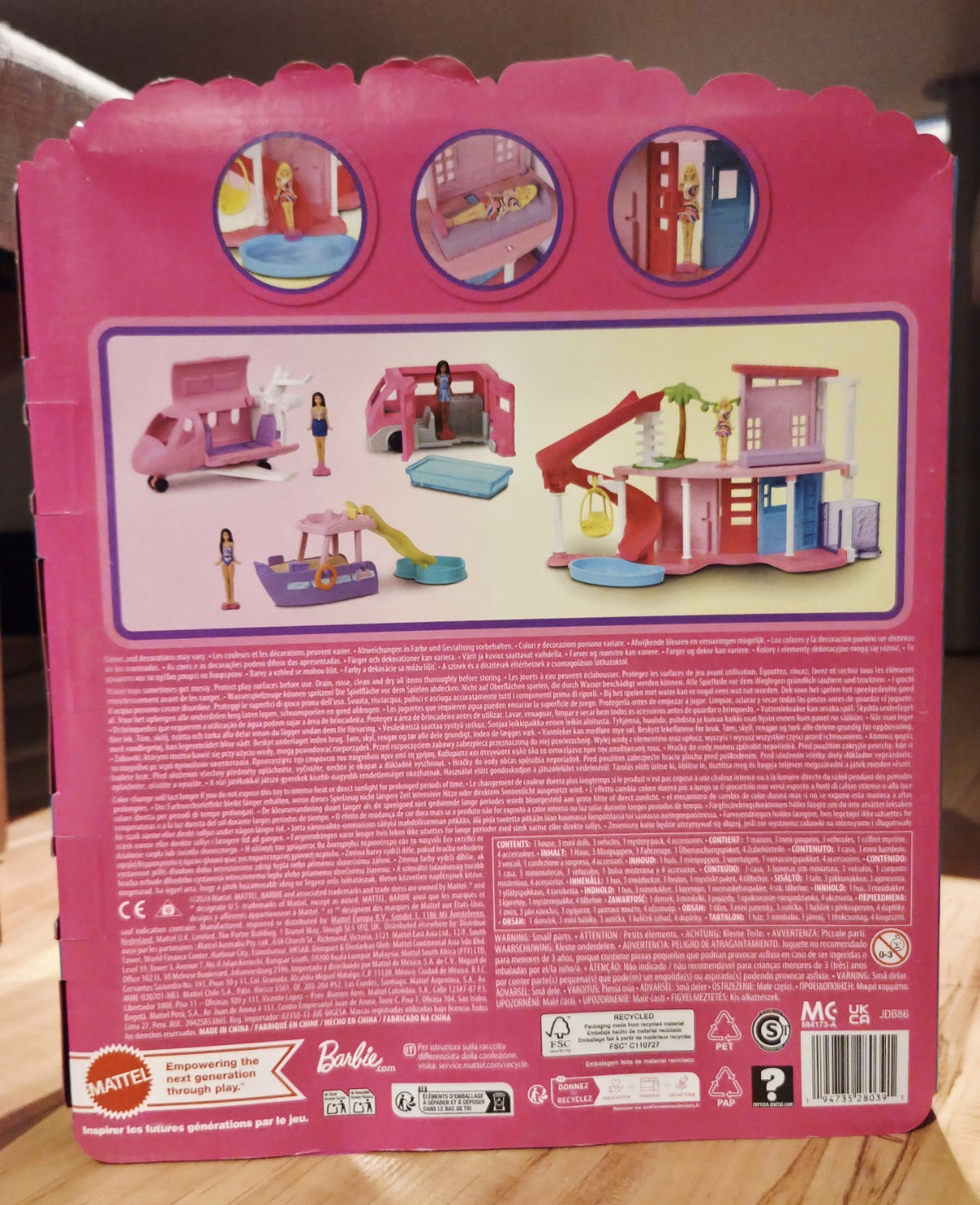 Barbie Mini BarbieLand Traumvilla und 3 Fahrzeuge, Spielset mit 4 kleinen Puppen