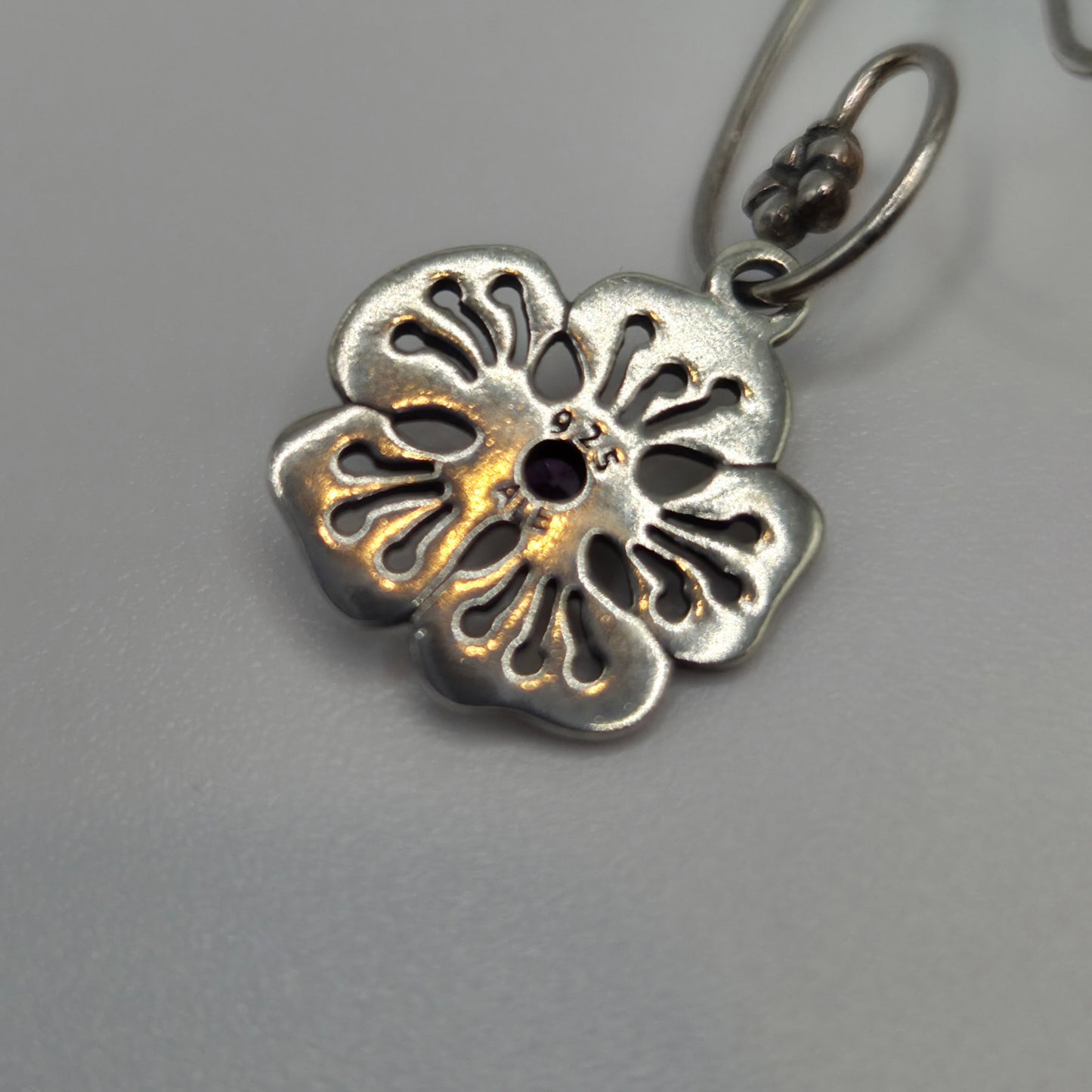 Original Pandora Ohrstecker Ohrringanhänger Hibiskus mit Lila Zirkonia 290623ACZ