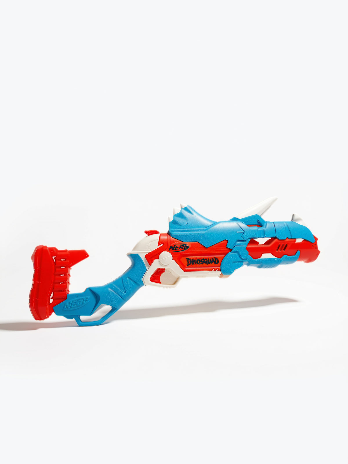 Nerf DinoSquad Tricera-Blast Dart-Blaster, aufklappbarer 3-Dart Lauf, 12 Nerf Darts