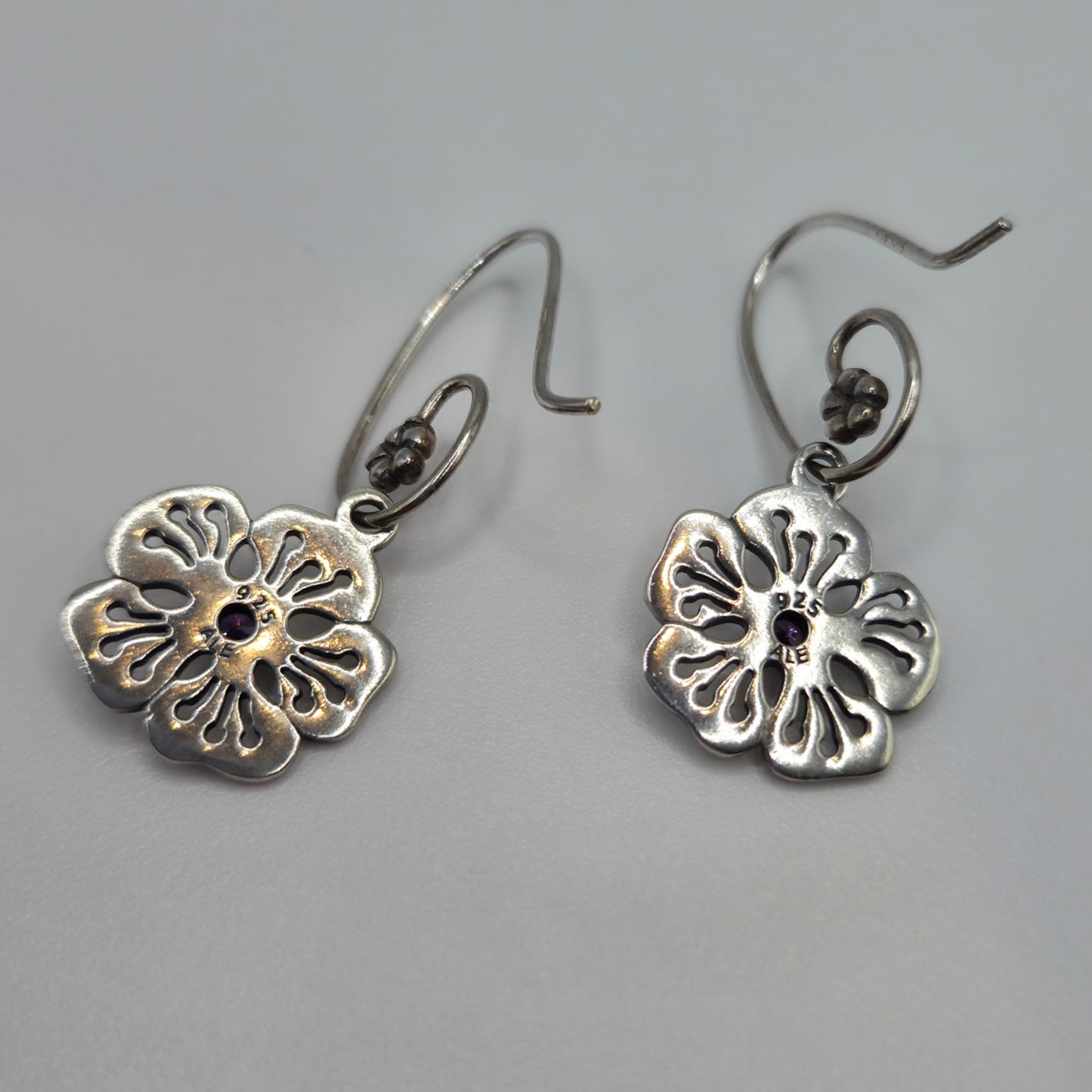 Original Pandora Ohrstecker Ohrringanhänger Hibiskus mit Lila Zirkonia 290623ACZ