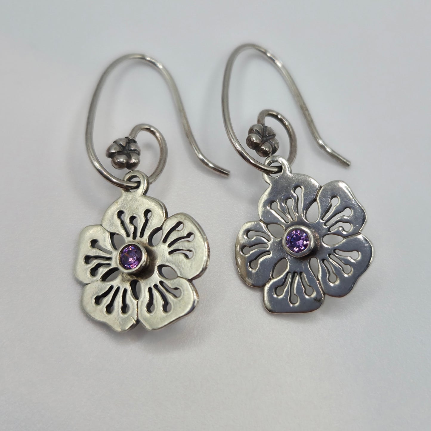 Original Pandora Ohrstecker Ohrringanhänger Hibiskus mit Lila Zirkonia 290623ACZ